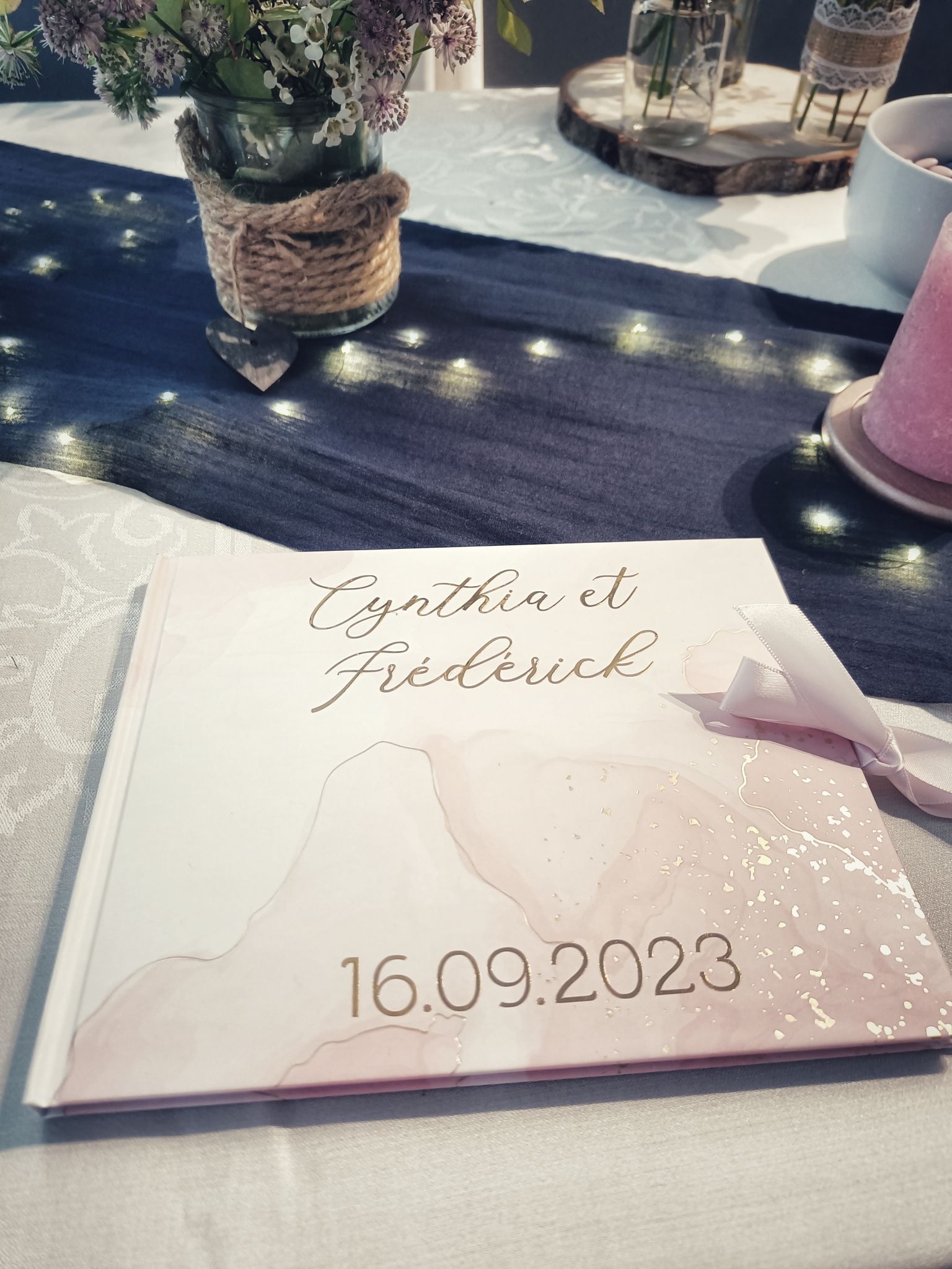 Mariage bleu nuit livre d'or rose gold